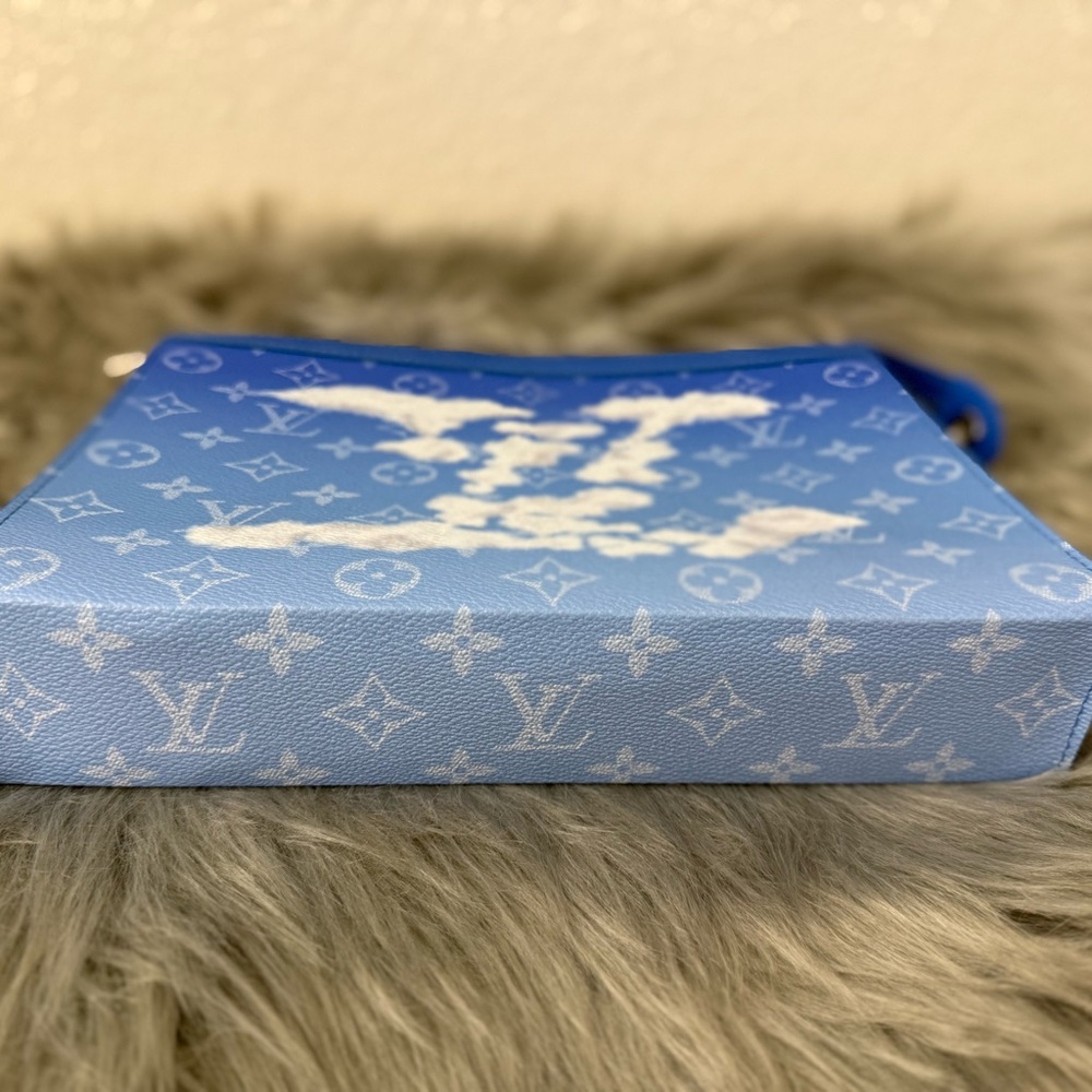 ❌❌SOLD❌❌ Louis Vuitton Blue Cloud Monogram limited edition Clutch - Picture 9 of 13